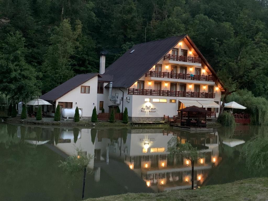 Guest House Lacul Linistit Moneasa Esterno foto